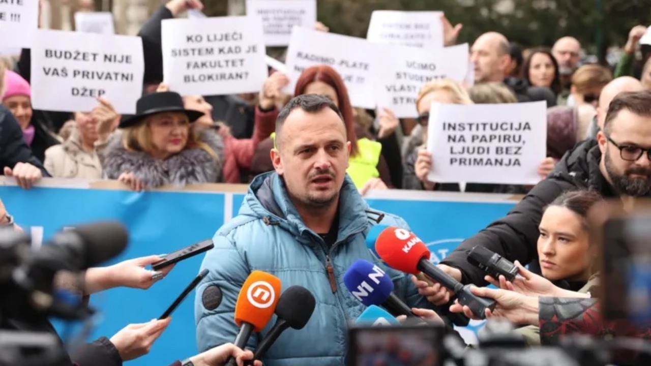 Predsjednik Sindikata zdravstva KS Senad Sadiković na press konferenciji Sindikata