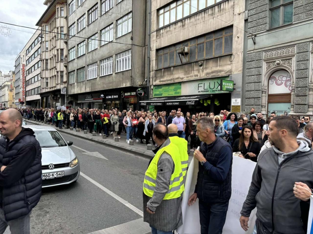 Nepregledna kolona radnika u zdravstvu na protestu 2024. godine u Sarajevu