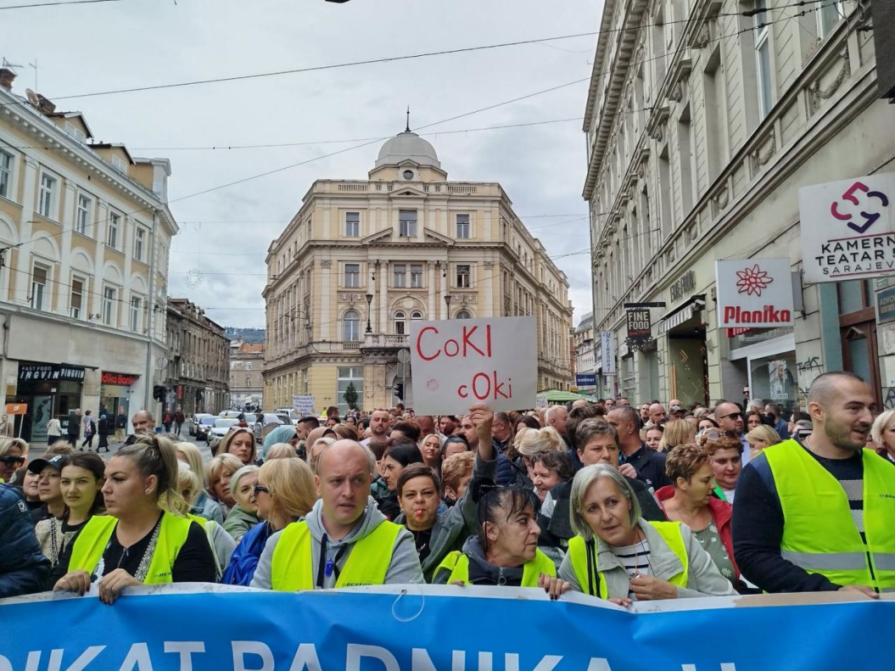 Radnici u zdravstvu sa transparentima na protestu 2024.