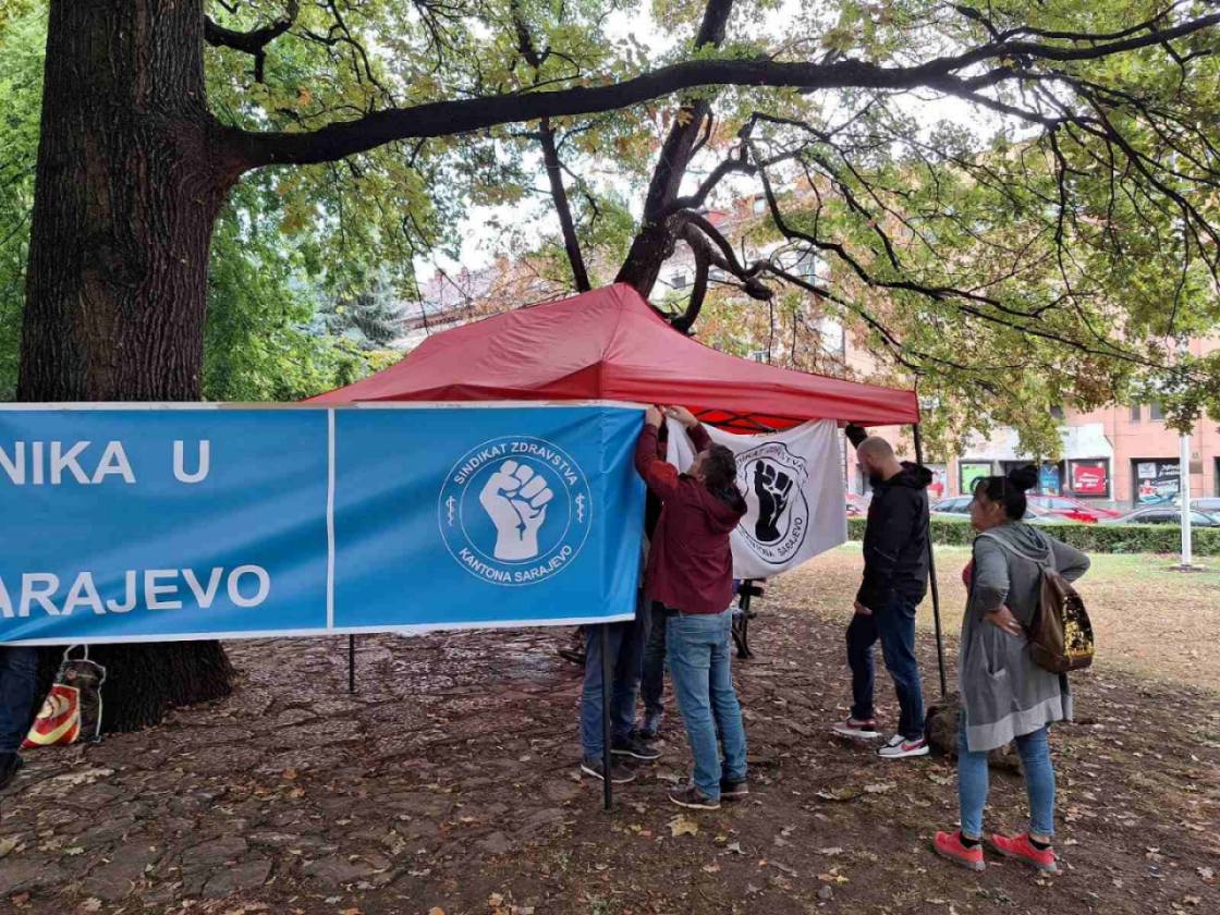 Formiranje šatora pred Vladom KS 2024.