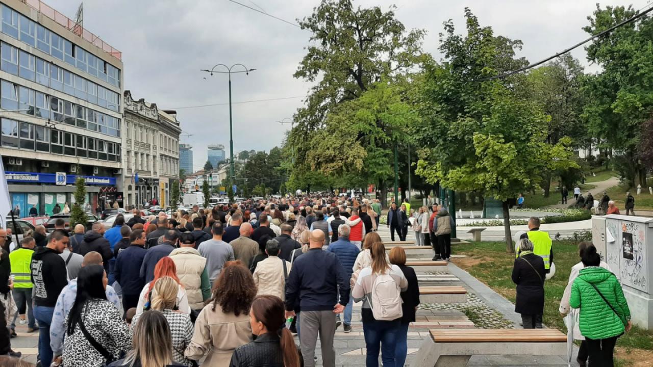Radnici u zdravstvu hodaju ulicama Sarajeva na protestu