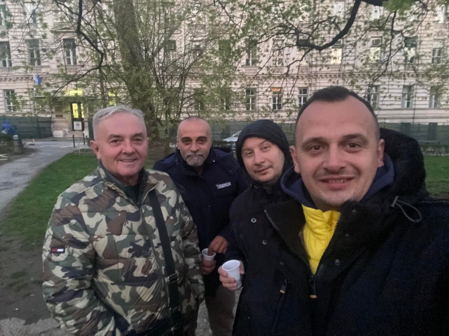 Građani i članovi sindikata druže se uz kafu na protestu