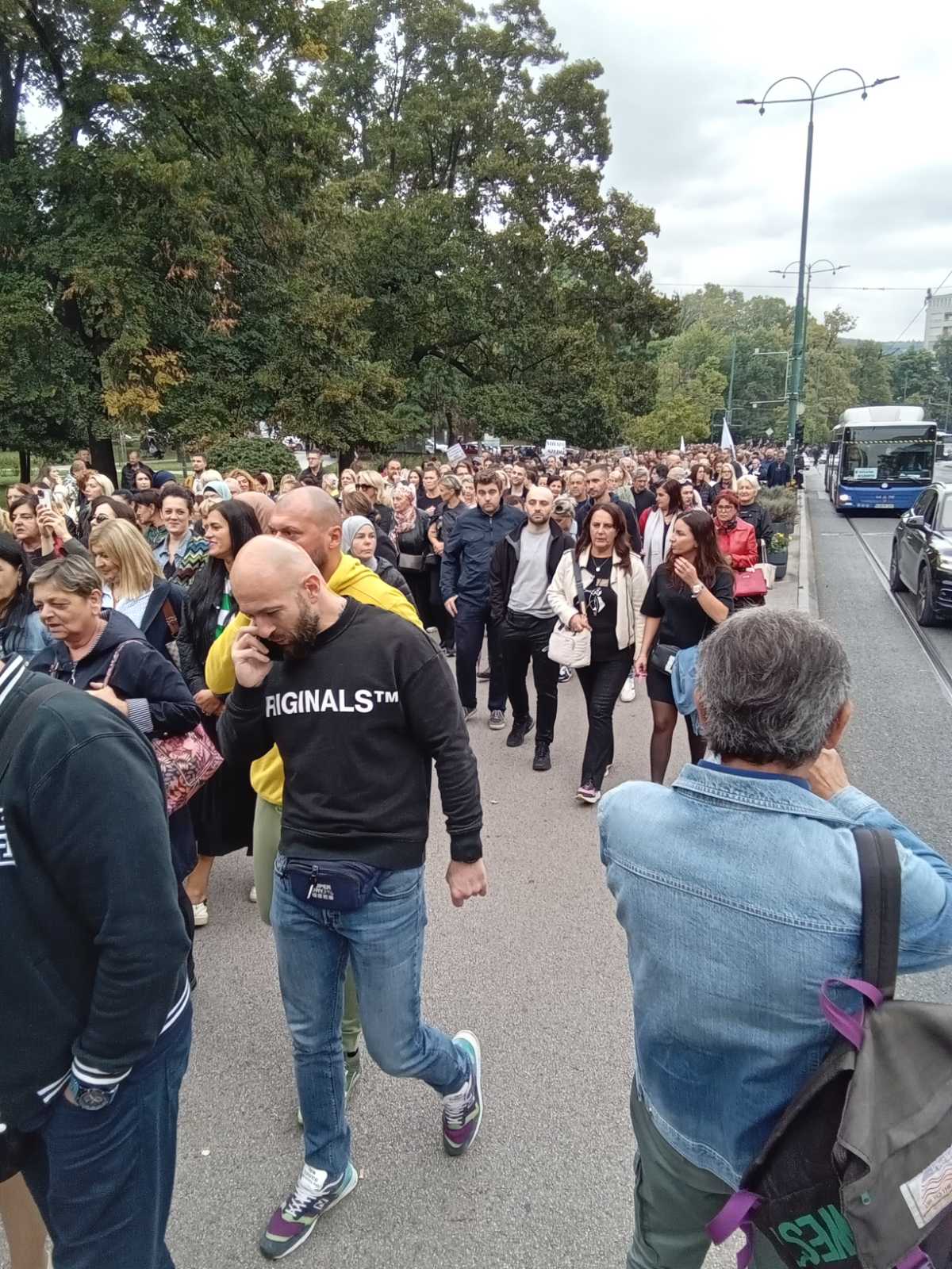 Kolona radnika u zdravstvu na protestu