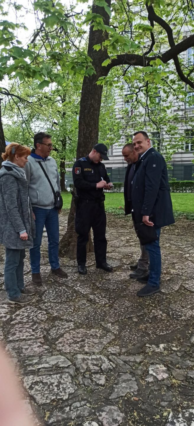 Policija legitimiše učesnike protesta ispred Vlade KS 2022.