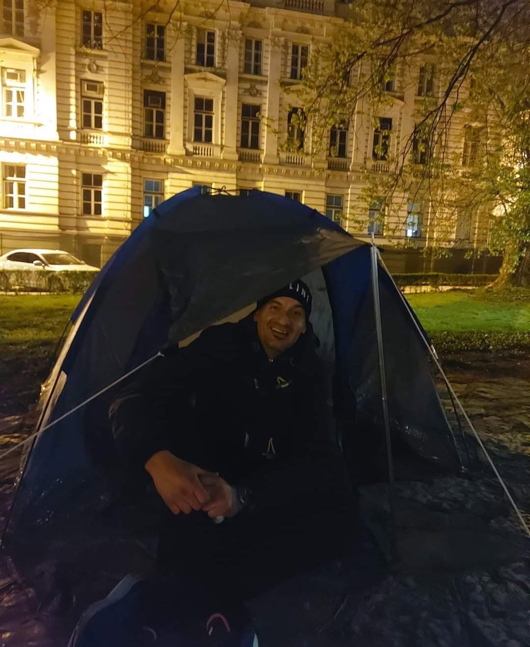 Kolega se šali da je migrant zatečen u šatoru na protestu