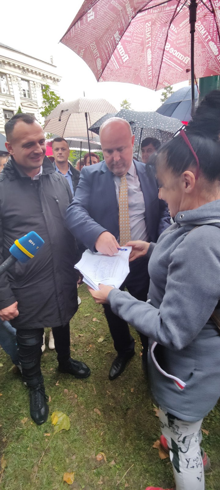 Ministar zdravstva KS Enis Hasanović razgovara sa predstavnicima Sindikata