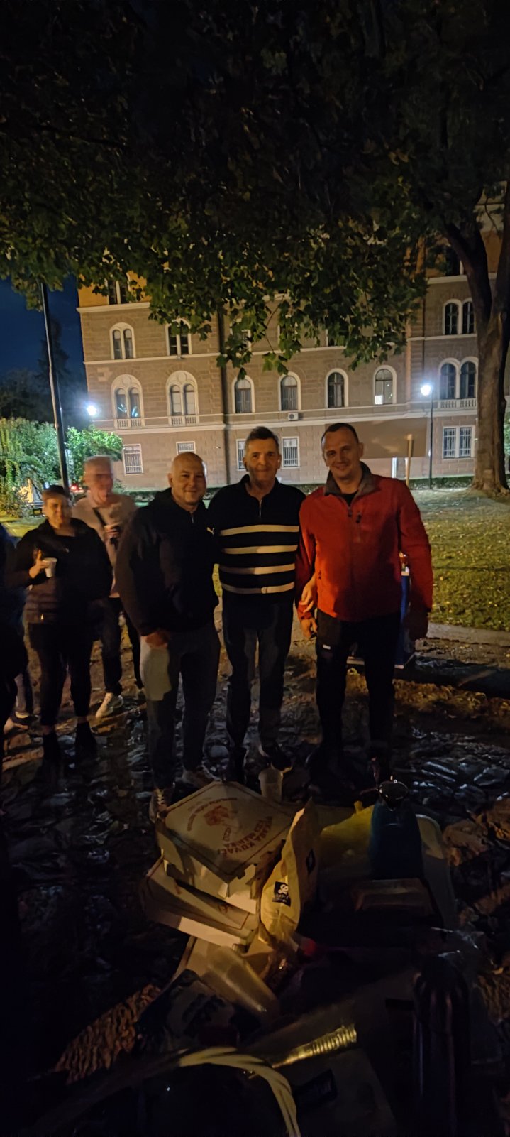 Direktor Opće bolnice Ismet Gavrankapetanović u posjeti šatoru sindikata