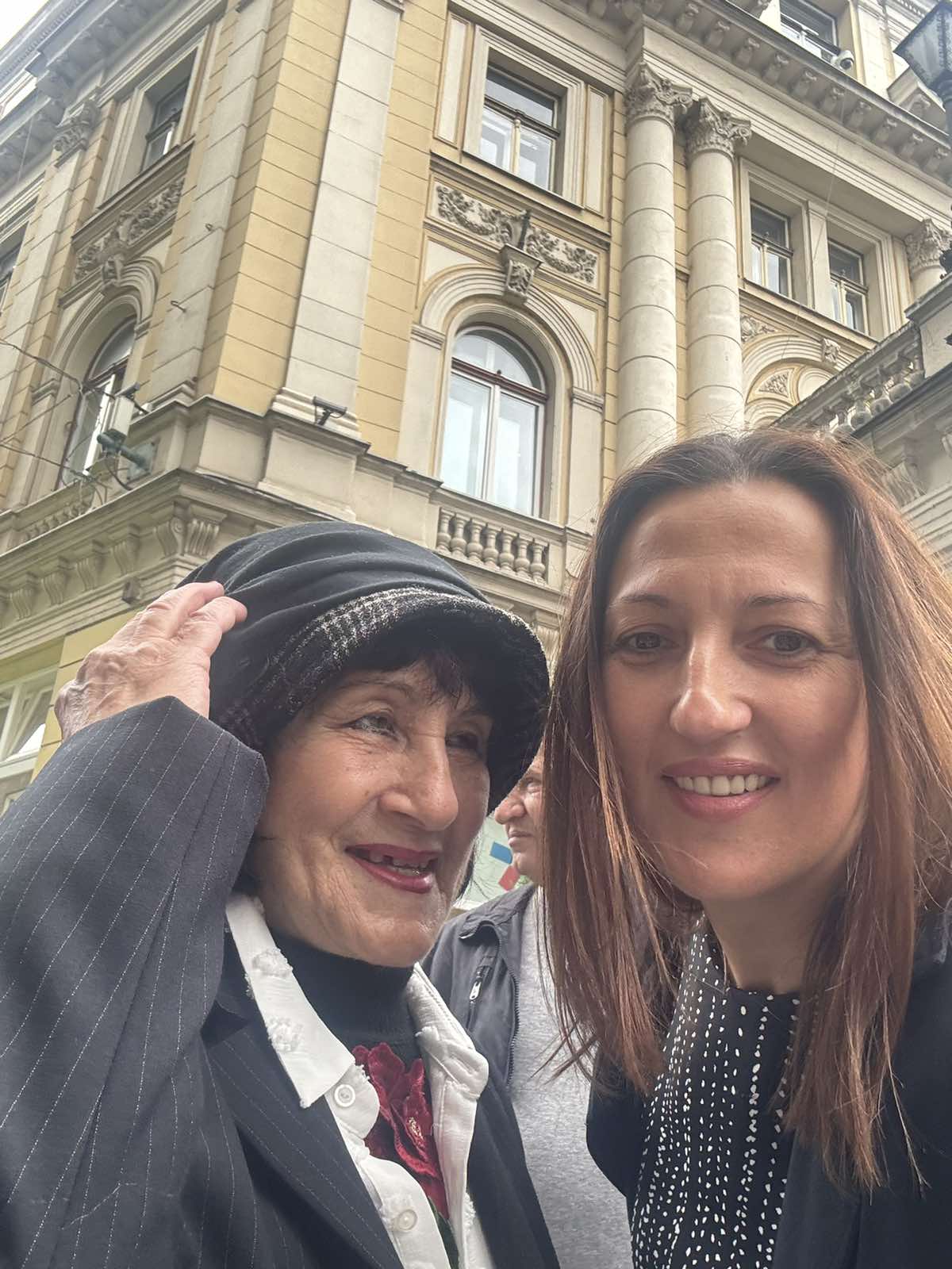 Pacijentica pozira sa radnicom u zdravstvu na protestu