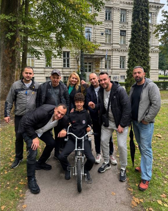 Plivač Ismail Barlov u posjeti kolegama ispred Vlade KS
