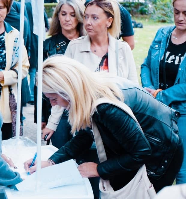 Građanka potpisuje peticiju podrške radnicima u zdravstvu