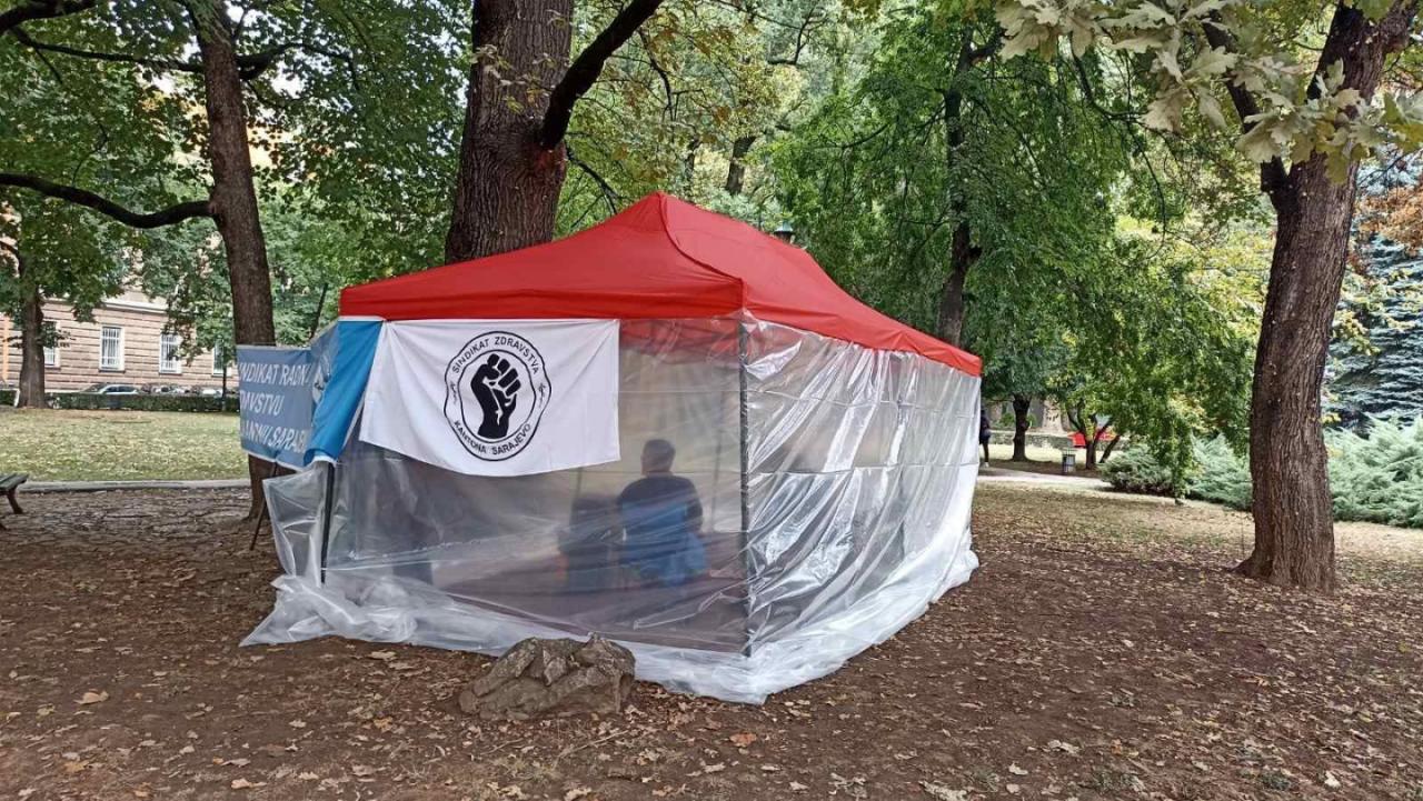 Šator Sindikata zdravstva KS pred Vladom KS