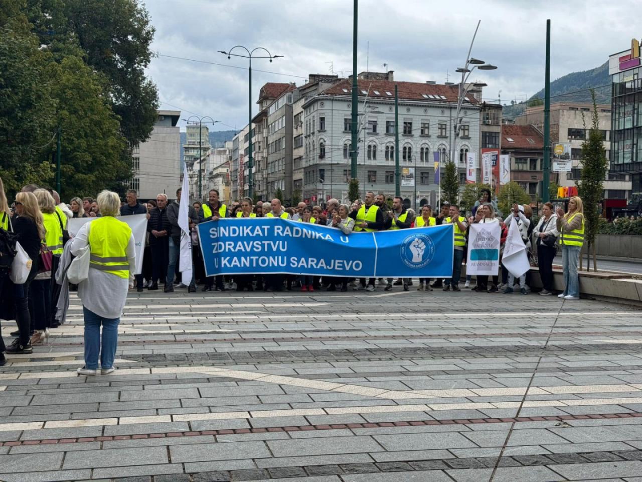 Predstavnici Sindikata polažu vijenac kod spomenika ubijenoj djeci Sarajeva