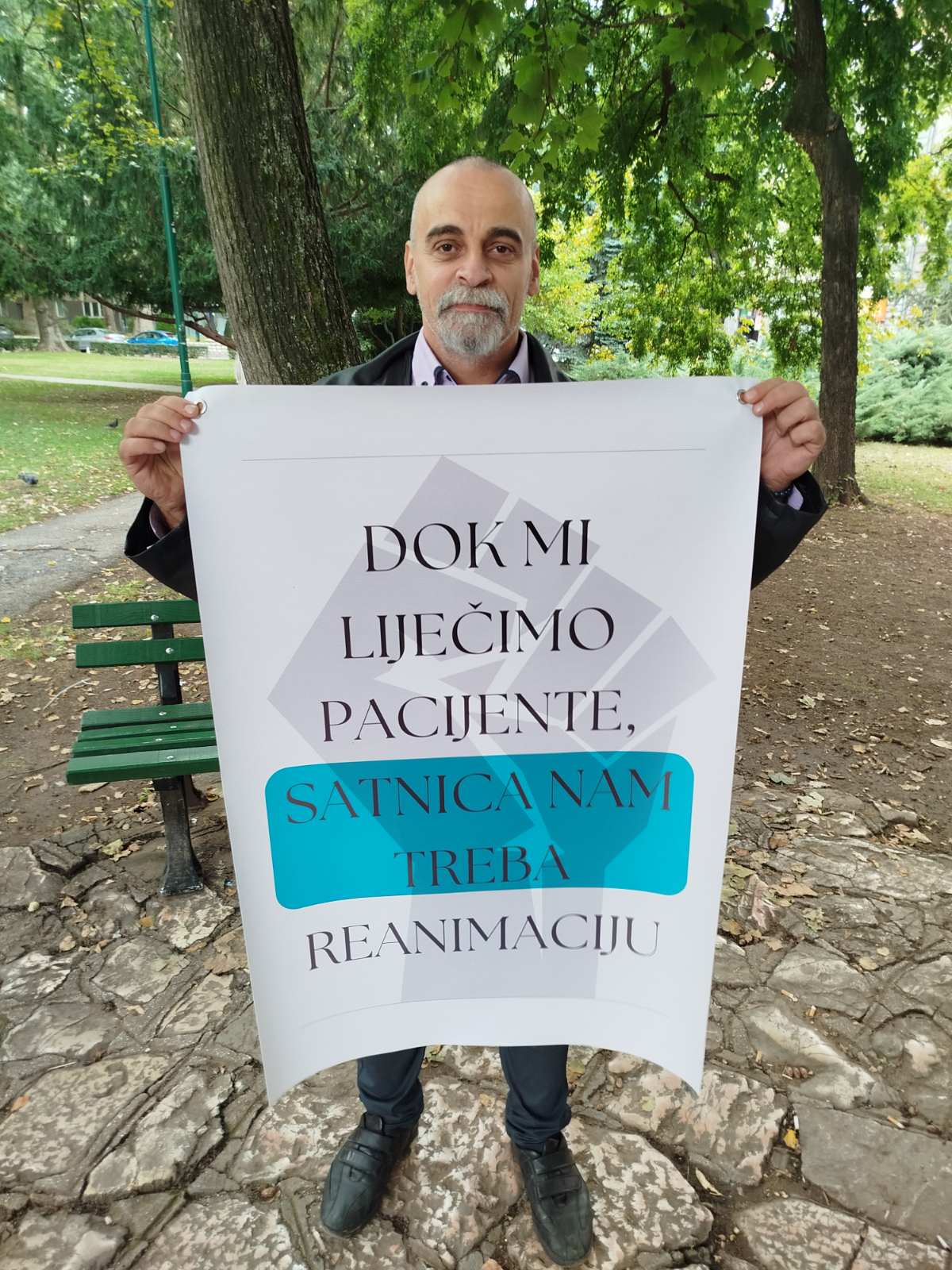 Transparent radnika u zdravstvu na protestu