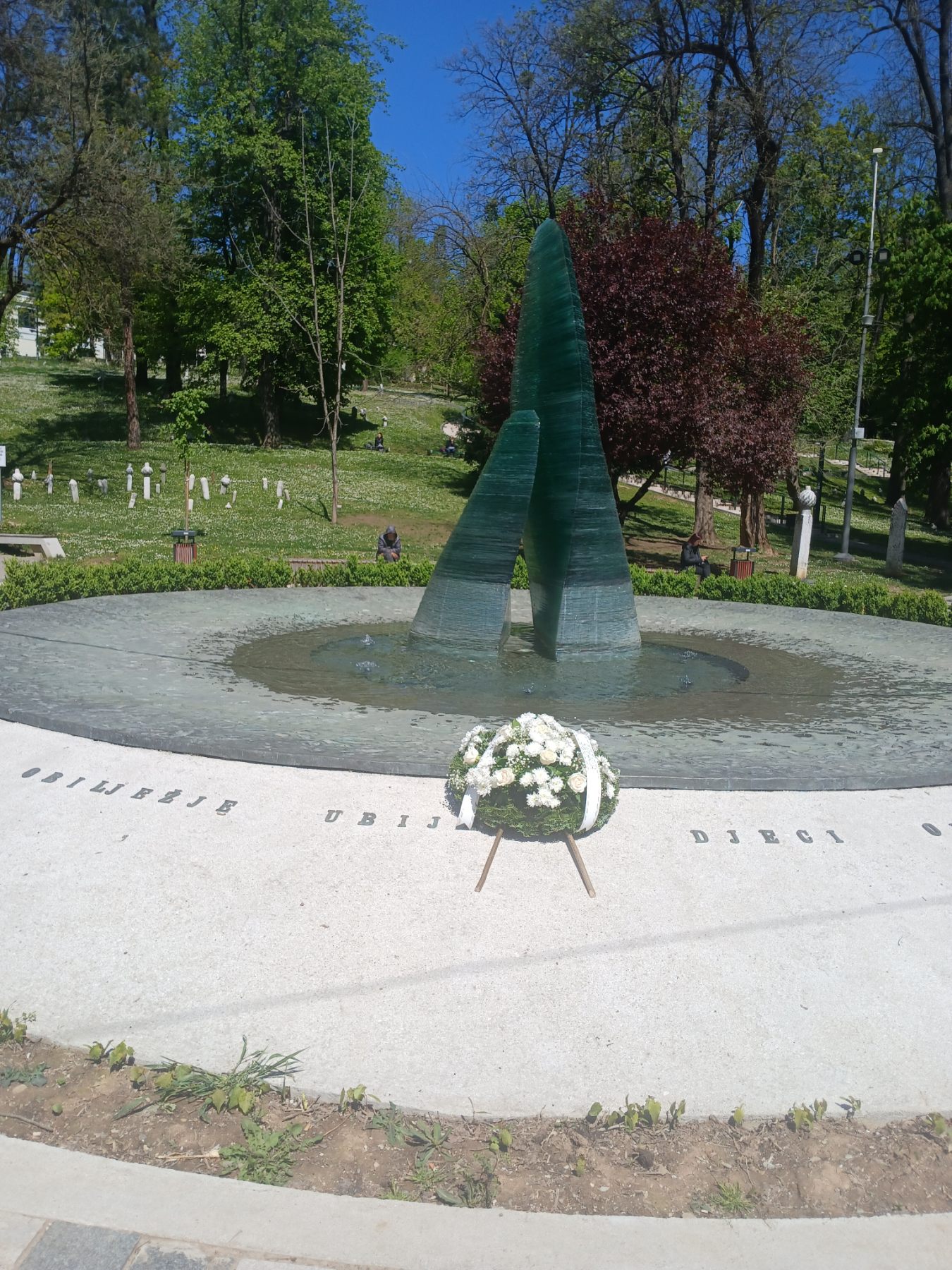 Spomen obilježje ubijenoj djeci Sarajeva sa vijencem cvijeća